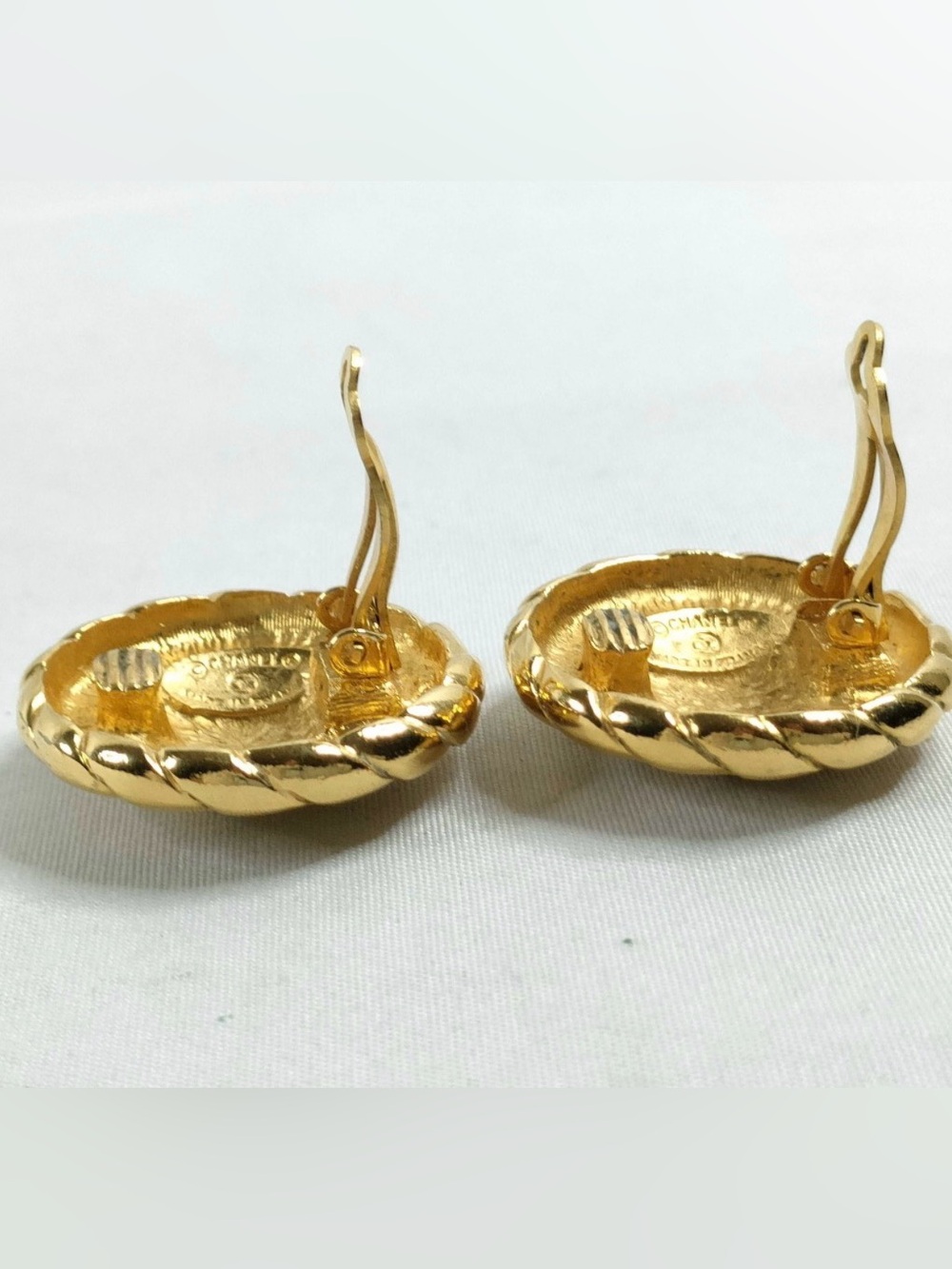 A Pair of Vintage Chanel Gold-Tone CC Medallion Button Clip-On Earrings - Picture 4 of 10